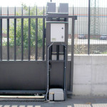 como poner motor a puerta corredera