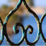 como limpiar rejas de metal