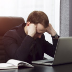 estar activo y despierto en la oficina