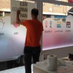 poner rótulo de vinilo en cristal de escaparate en tiendas u oficinas