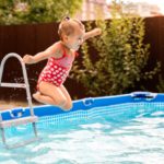 Como elegir una piscina para un jardín